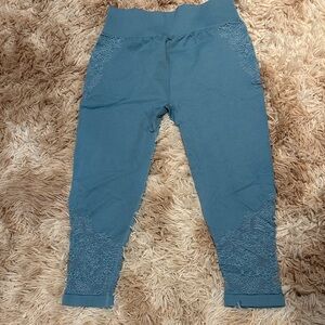 Women's Teal Lace-Accent Capri Leggings